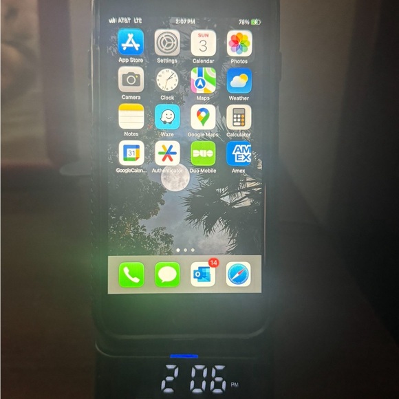 4 in 1 Wireless charging station with clock. - Picture 3 of 9